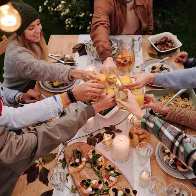 Dia das Mães: 10 Presentes Inesquecíveis e Especiais - Jantar dia das maes Família jantando no jardim de casa