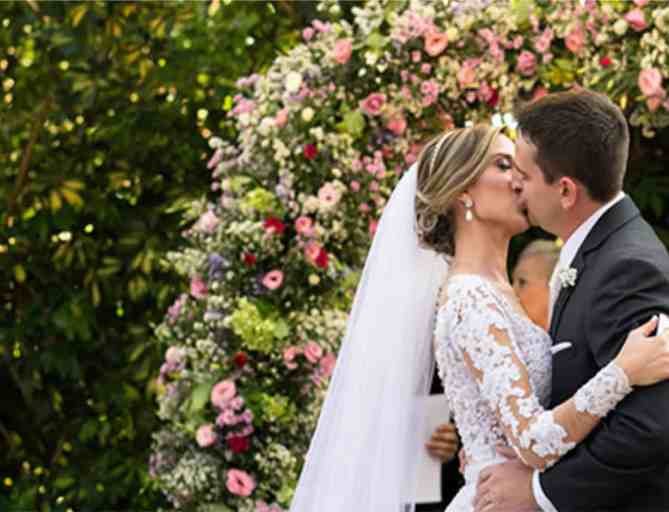 Mês das Noivas 2023: Dicas para Casamento em Maio - Maio 1 Noivos se beijando durante a cerimônia