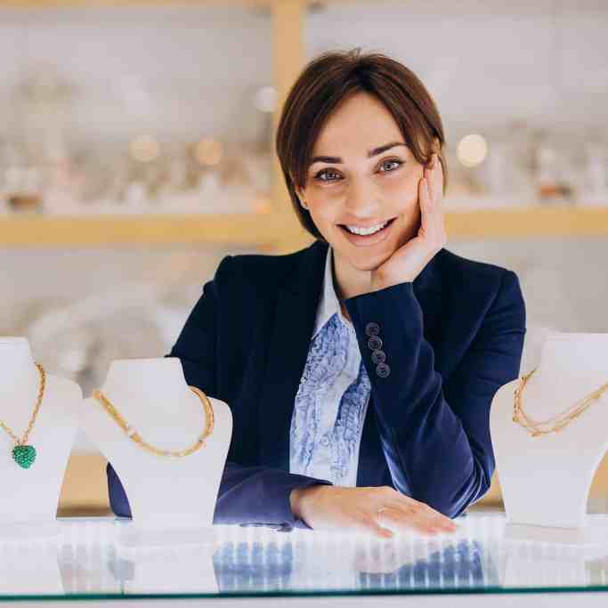 Joalherias de Teresina: Conheça a lista das melhores joalherias de Teresina - Melhores joalherias teresina Vendedora sorrindo atrás do balcão em joalheria