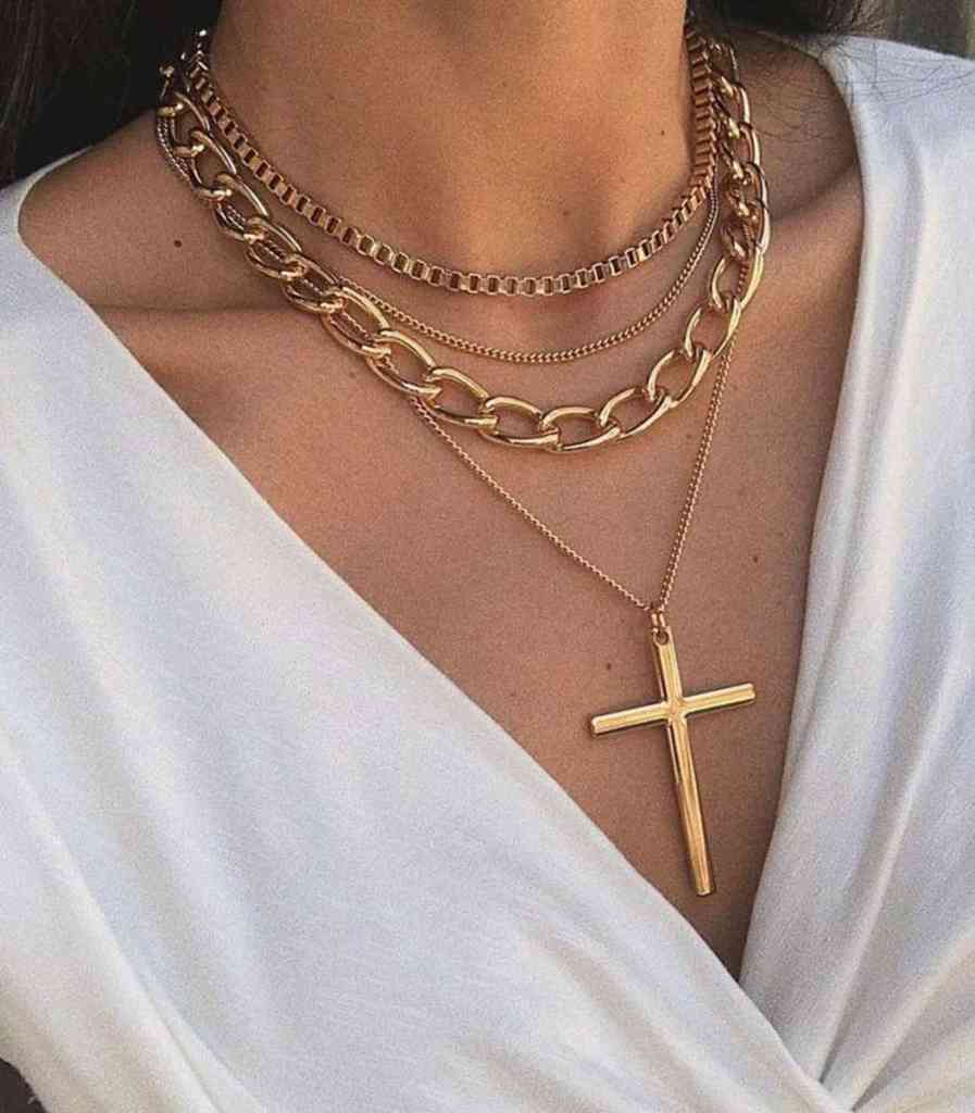 6 dicas para montar um mix de colares lindo - Mix 1 Mulher usando mix de colares dourado