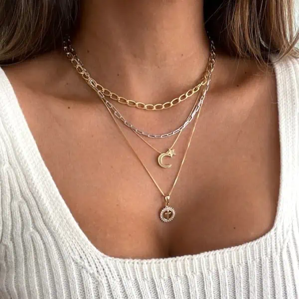 6 dicas para montar um mix de colares lindo - Mix 2 Mulher usando mix de colares dourado