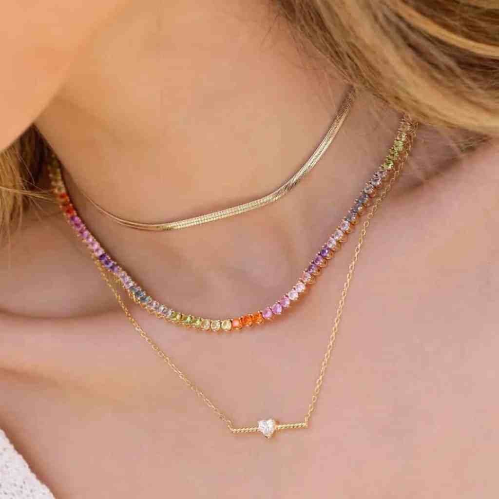 6 dicas para montar um mix de colares lindo - Mix 4 Mulher usando mix de colares dourado e com pedras coloridas