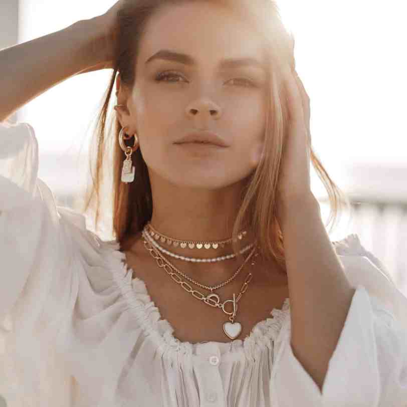 6 dicas para montar um mix de colares lindo - O que e mix de colar 2 Mulher loira usando mix de colares dourado