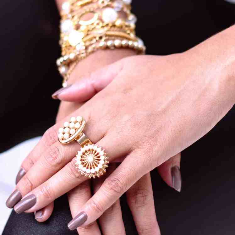 Mulher usando vários anéis - qual o significado do anel em cada dedo?