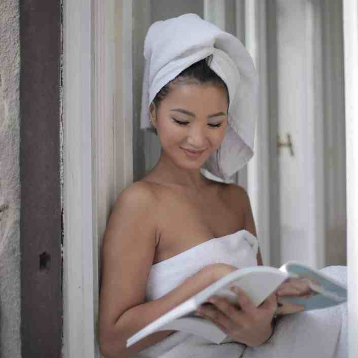 Dia das Mães: 10 Presentes Inesquecíveis e Especiais - Spa dia das maes Mulher no spa lendo revista