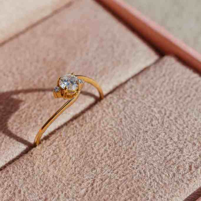 6 Perguntas para Fazer Antes de Comprar as Alianças - Tipos de anel de noivado 3 Anel de noivado ouro 18k klimt | com zircônias |