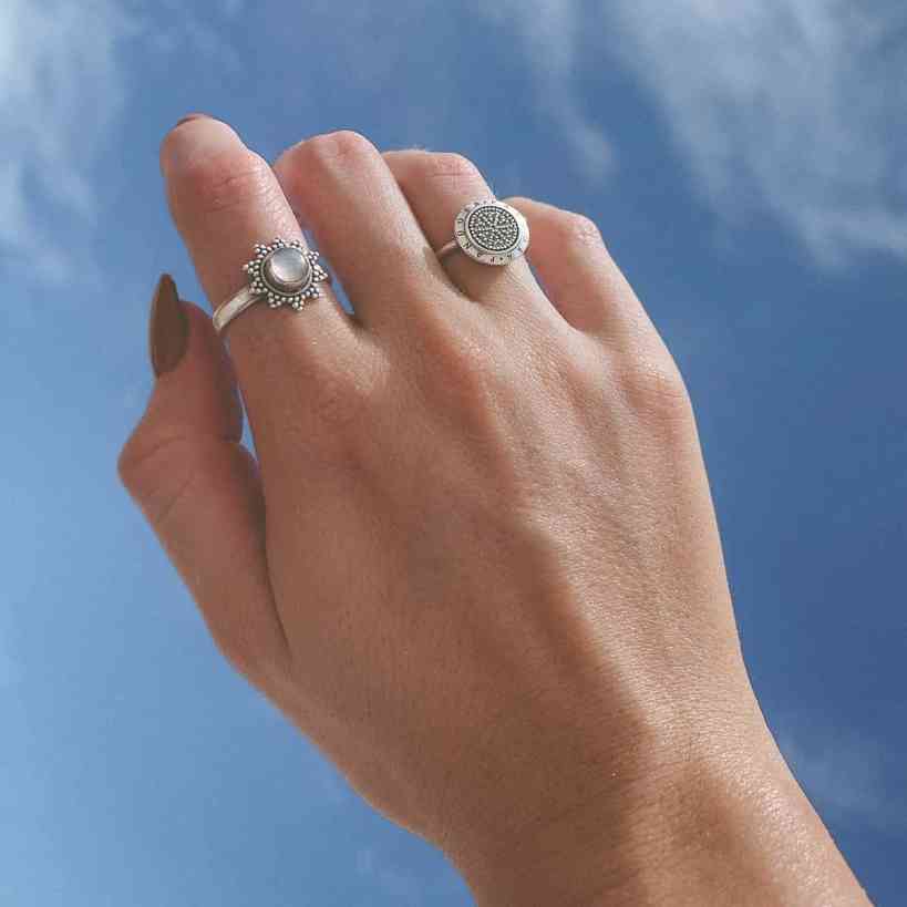 Mão feminina com anel no dedo anelar e indicador - qual o significado do anel em cada dedo?
