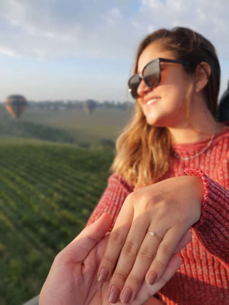 Mulher mostrando seu anel solitário