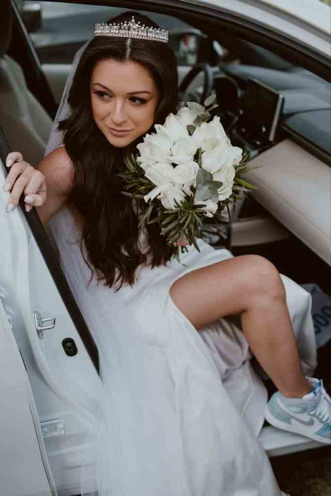 Noiva de tênis branco saindo do carro