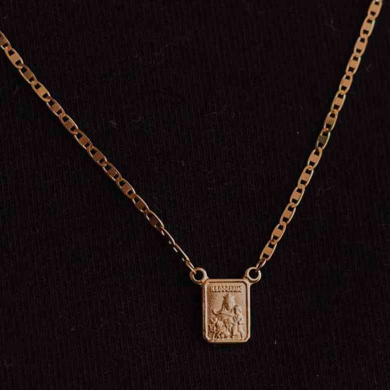 Corrente Piastrine: Guia Completo de Como Usar e Cuidados - Corrente piastrine o que e 1 Escapulário de ouro 18k hulda | piastrine