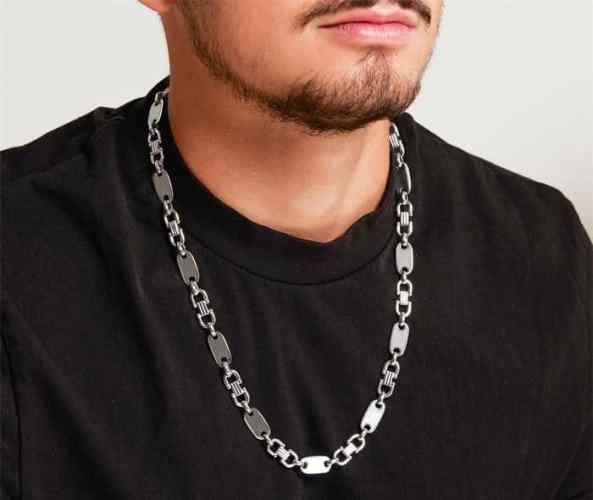 Homem de camiseta preta usando corrente piastrine grossa
