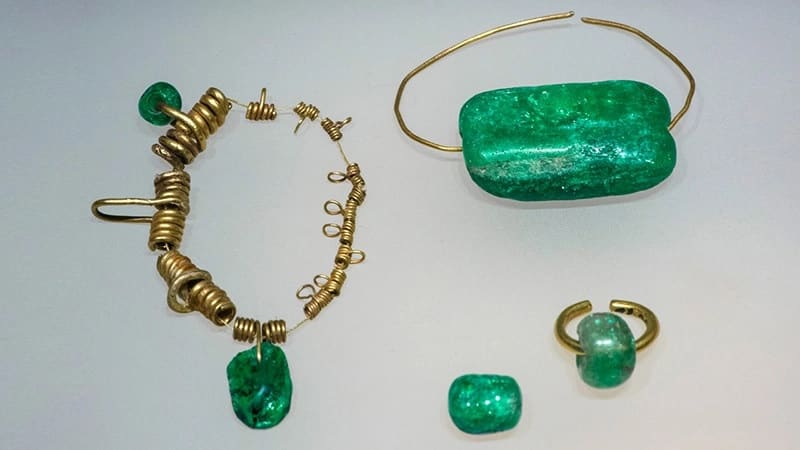 Diversas pedras de esmeralda