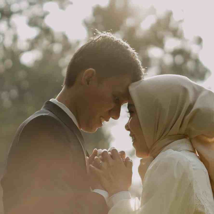 Mês das Noivas 2023: Dicas para Casamento em Maio - Mes das noivas 2023 2 Casal de noivos de mãos dadas, ela está usando um hijab