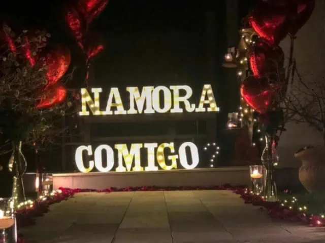 Letreiro "namora comigo? "