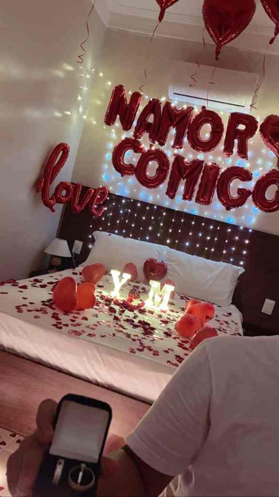 Quarto decorado com rosas e balões de coração para pedido de namoro inesquecível