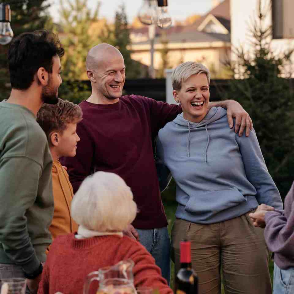 Preciso pedir a mão da namorada aos pais dela? - Pedir em casamento familia 1 Família reunida rindo junto