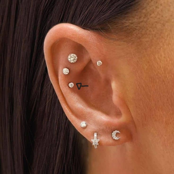 Furos na orelha: conheça os principais tipos de piercing - Piercing contraconch Piercing contraconch