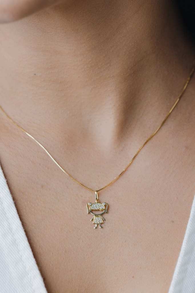 Pingente menina brilhantes ouro 18k ísis| com zircônias