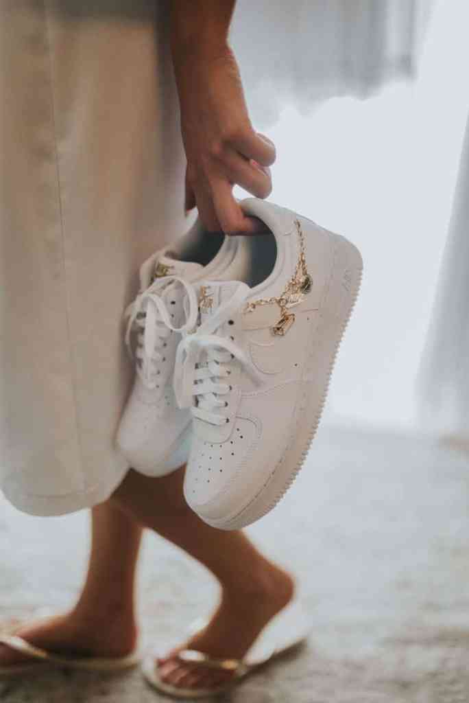 Noiva segurando os tênis