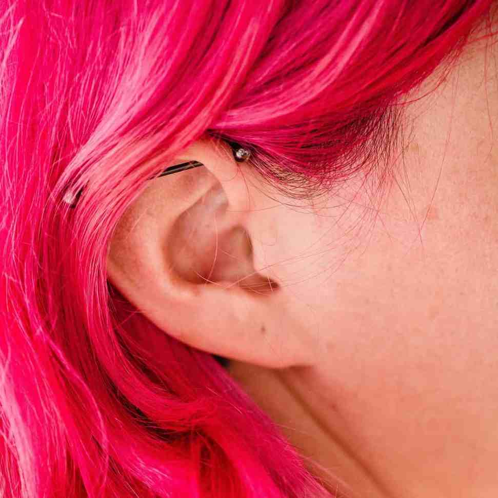 Piercing transversal - furos na orelha: