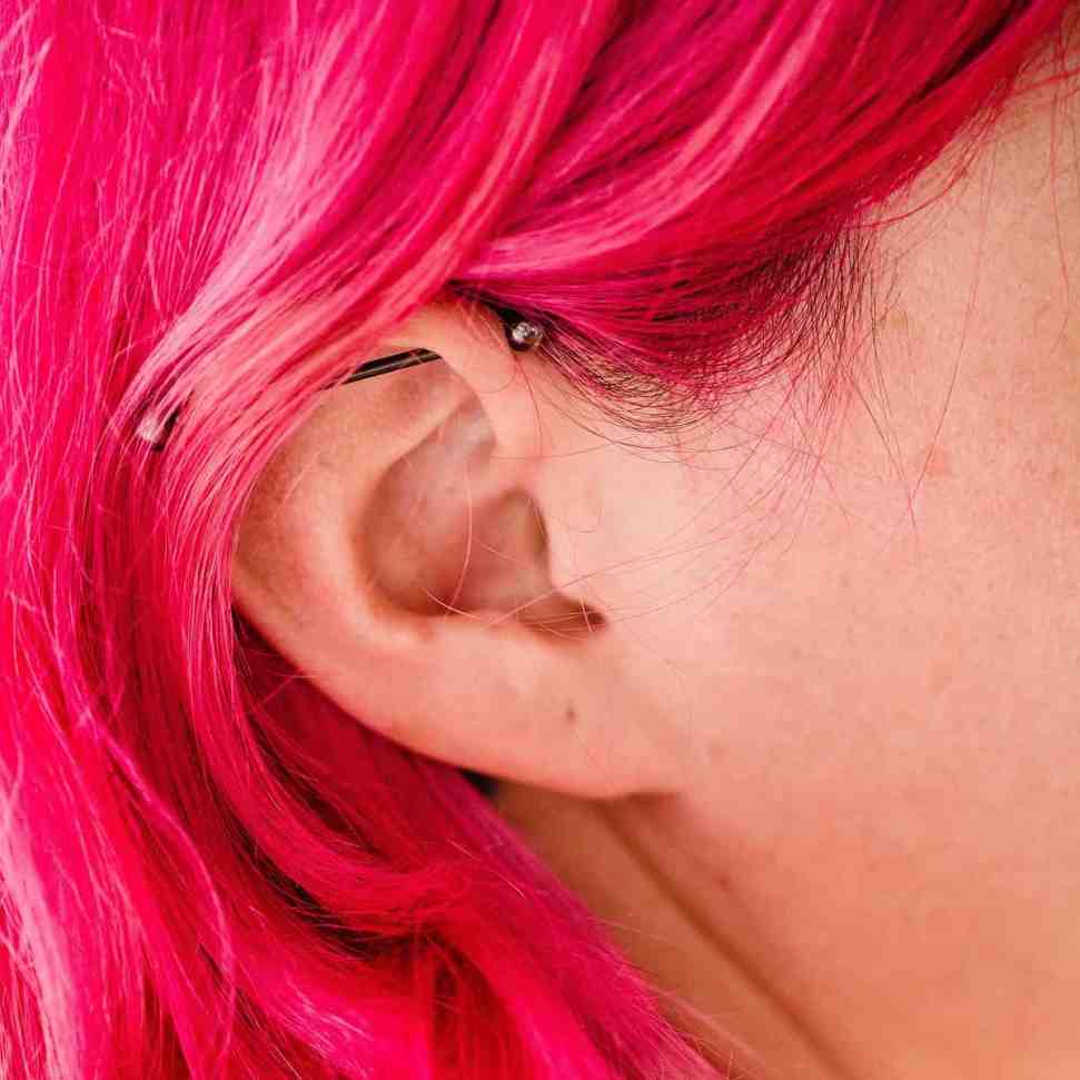 Furos na orelha: conheça os principais tipos de piercing - Tipos de piercing 2 Piercing transversal - furos na orelha: