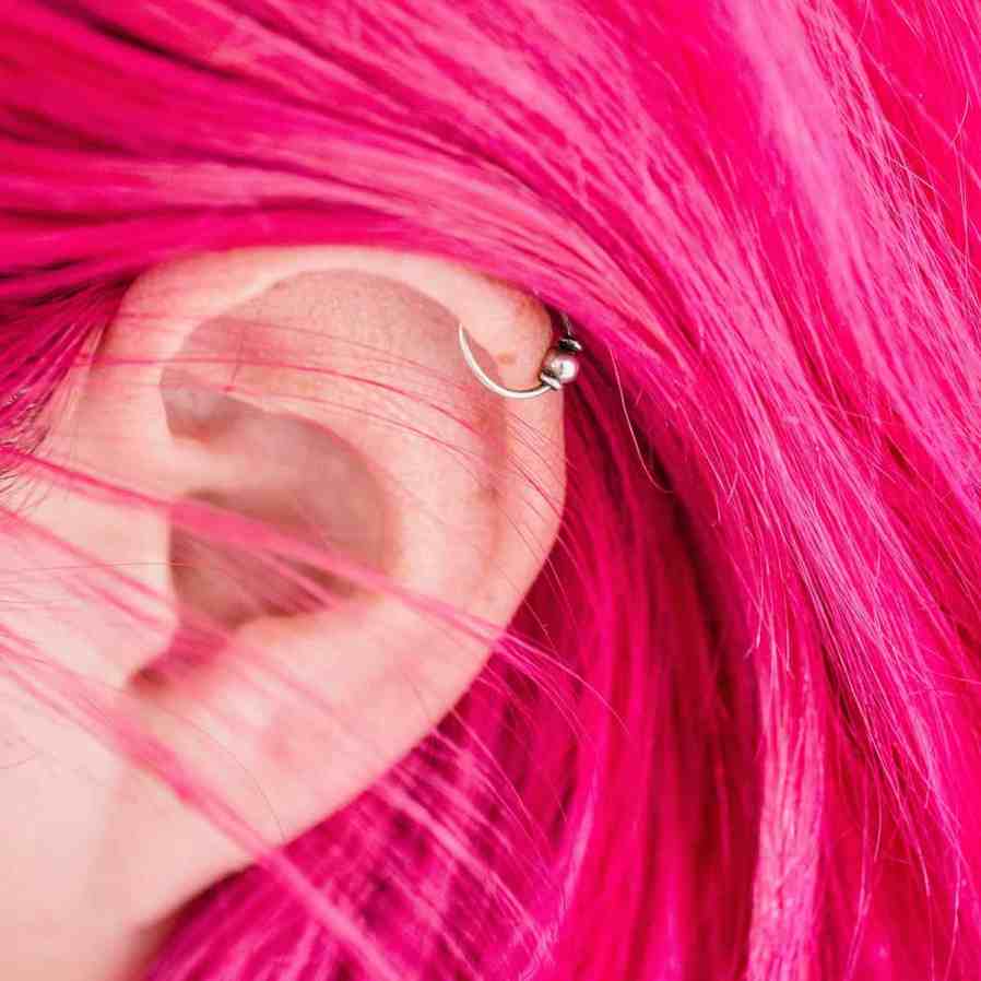 Furos na orelha: conheça os principais tipos de piercing - Tipos de piercing 3 Piercing helix.