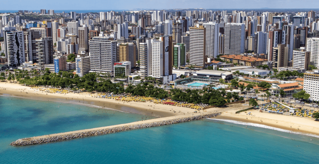 Imagem da cidade de fortaleza mostrando a praia e os prédios