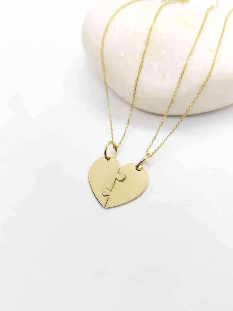 Dois colares de metade de coração que se completam - 7 melhores joias para dia dos namorados