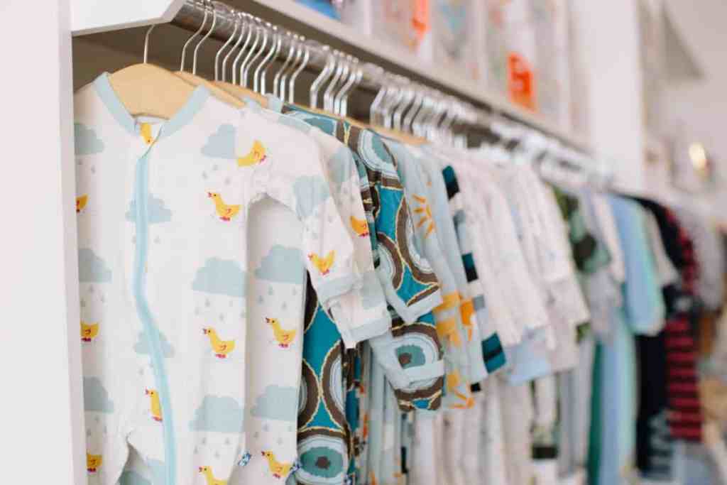 Roupas de bebês penduradas no guarda-roupa