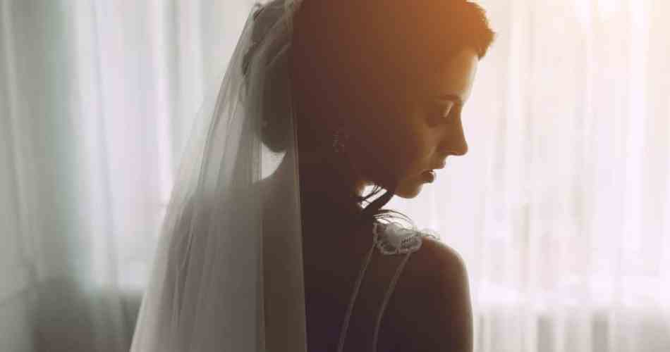 Noiva usando véu de costas
