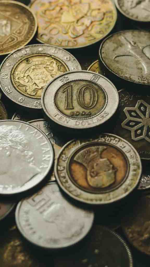 Várias moedas antigas espalhadas
