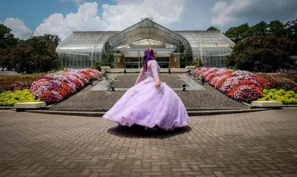 Garota com vestido lilás de debutante