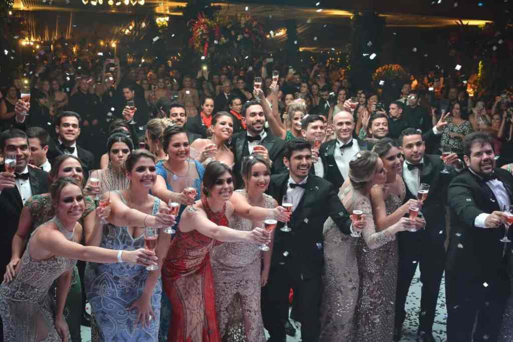 Pessoal na formatura levantando a taça