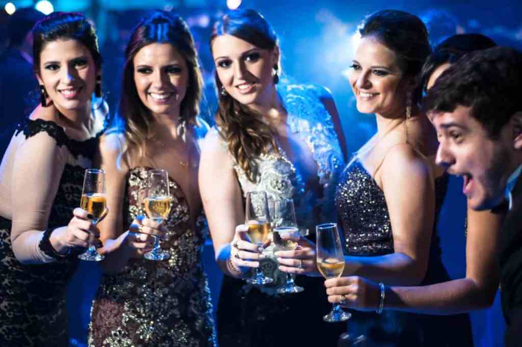 Mulheres na formatura brindando champagne