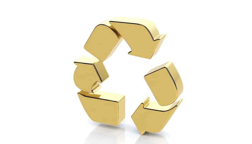 Símbolo de reciclagem na cor dourada