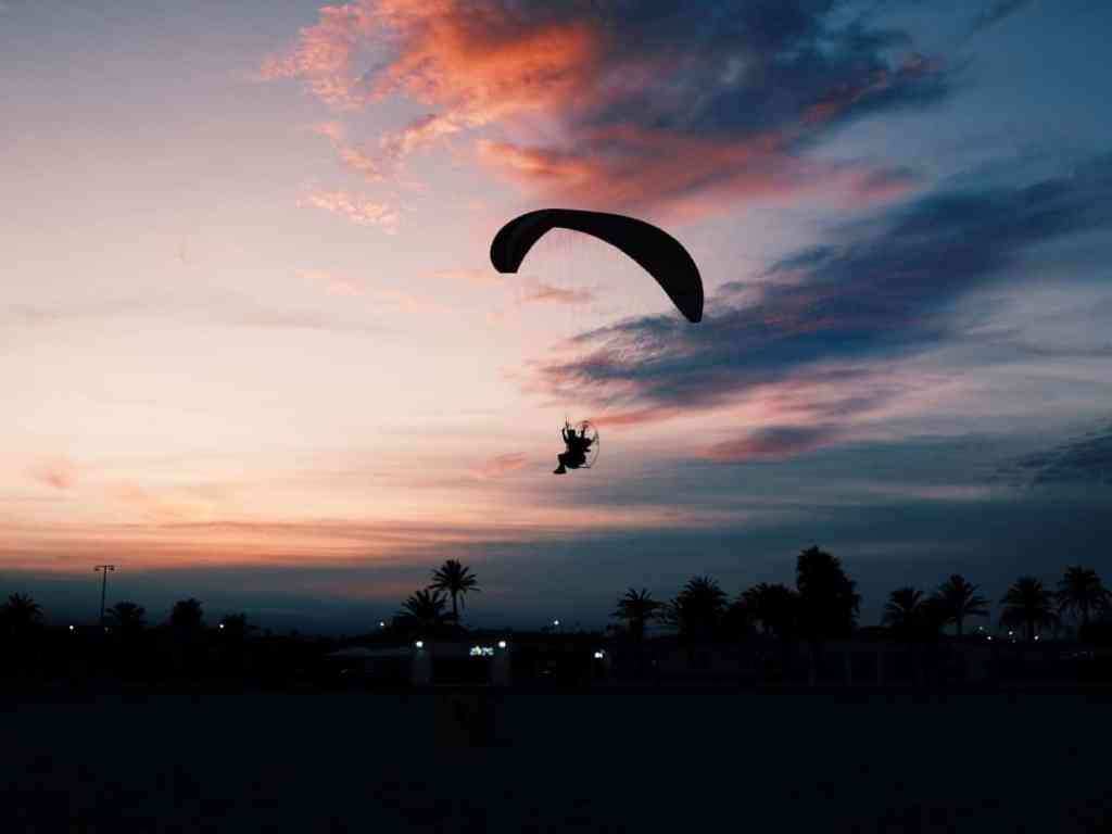 Pessoa saltando de paraquedas