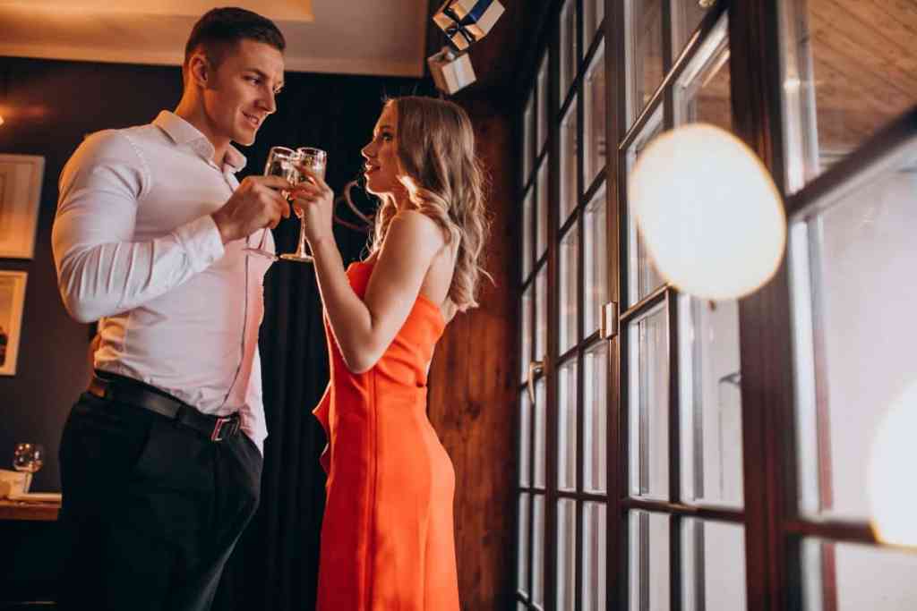 Home e mulher brindando taças