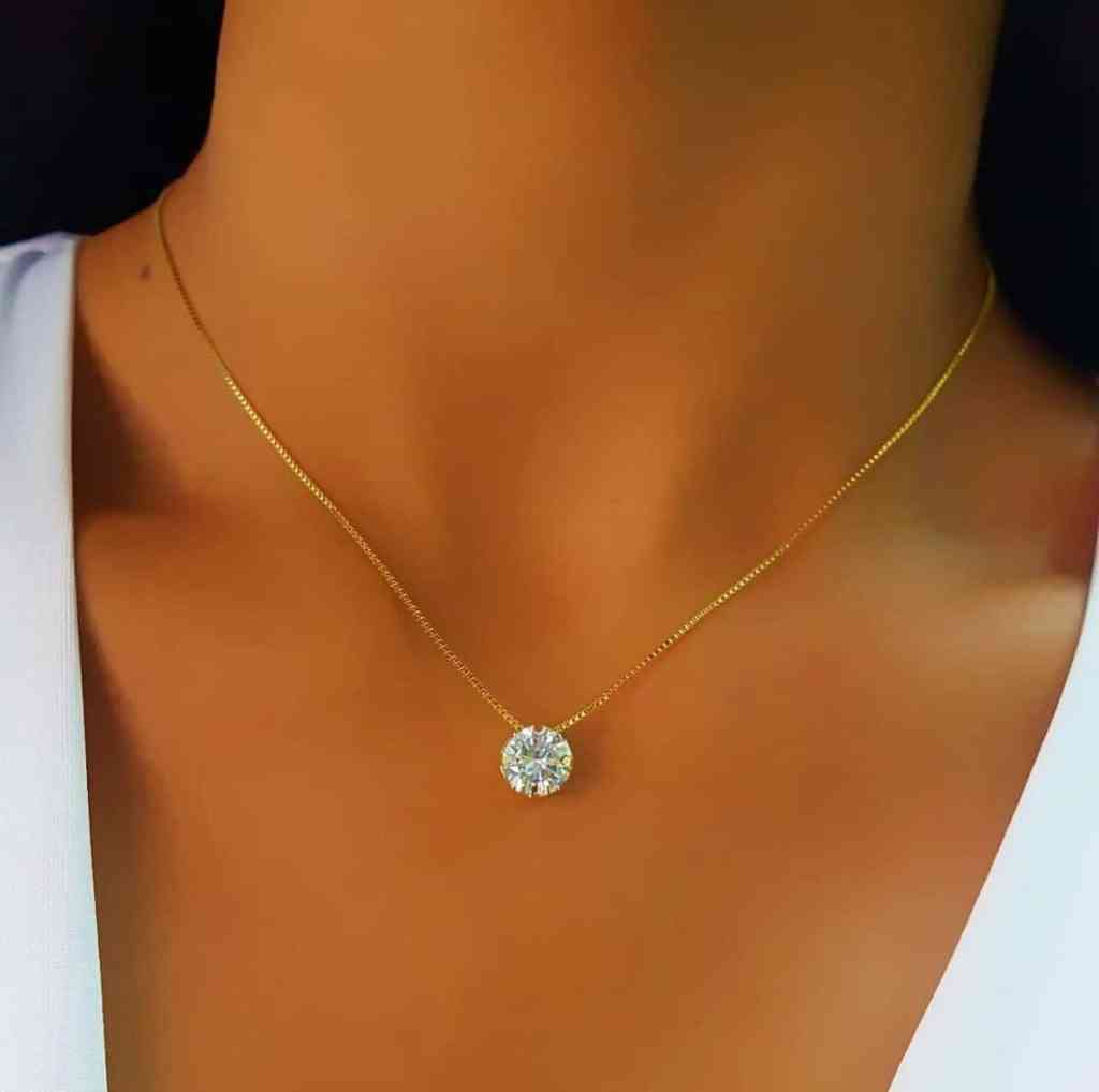 Mulher usando colar ponto de luz