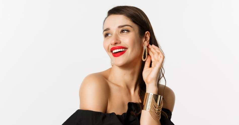 Mulher usando argolas de ouro