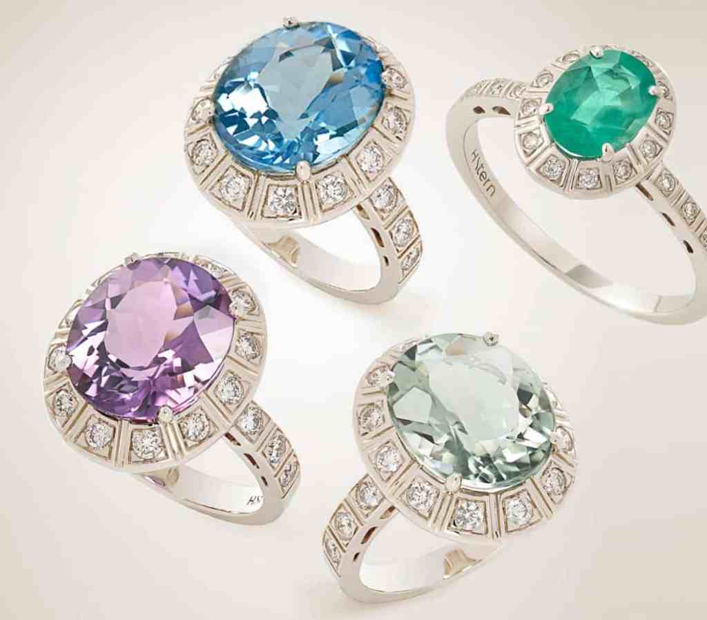 Diversos anéis de noivado com pedras coloridas