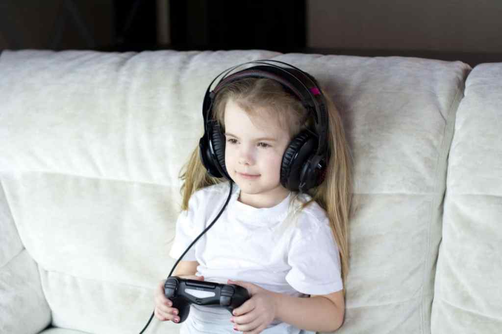 Garota loira jogando videogame