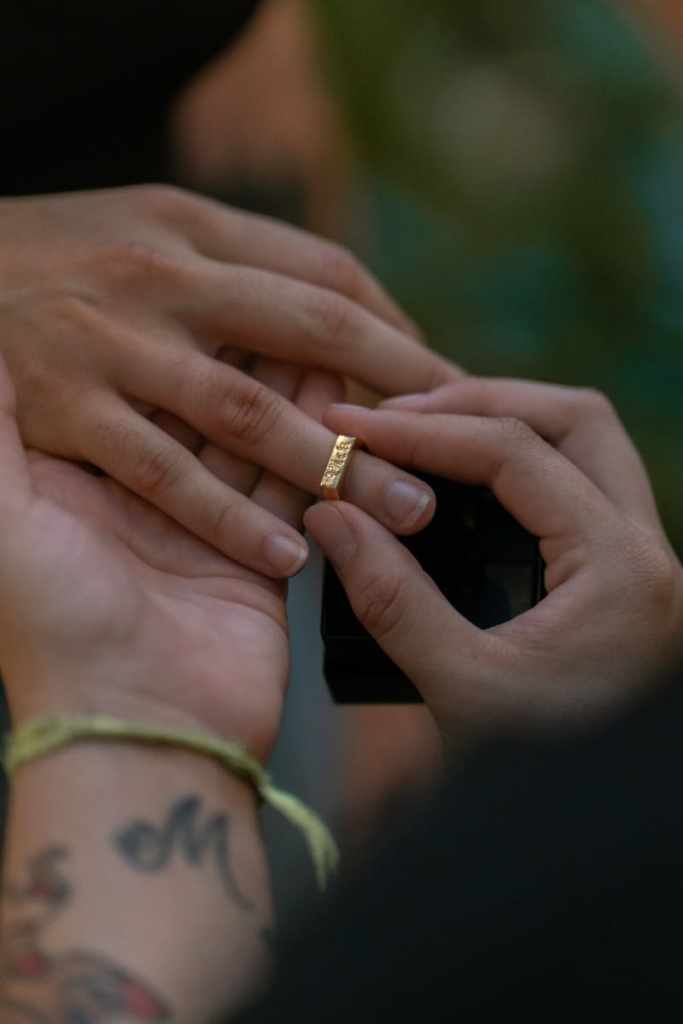 Colocando aliança quadrada no dedo anelar na mão da noiva