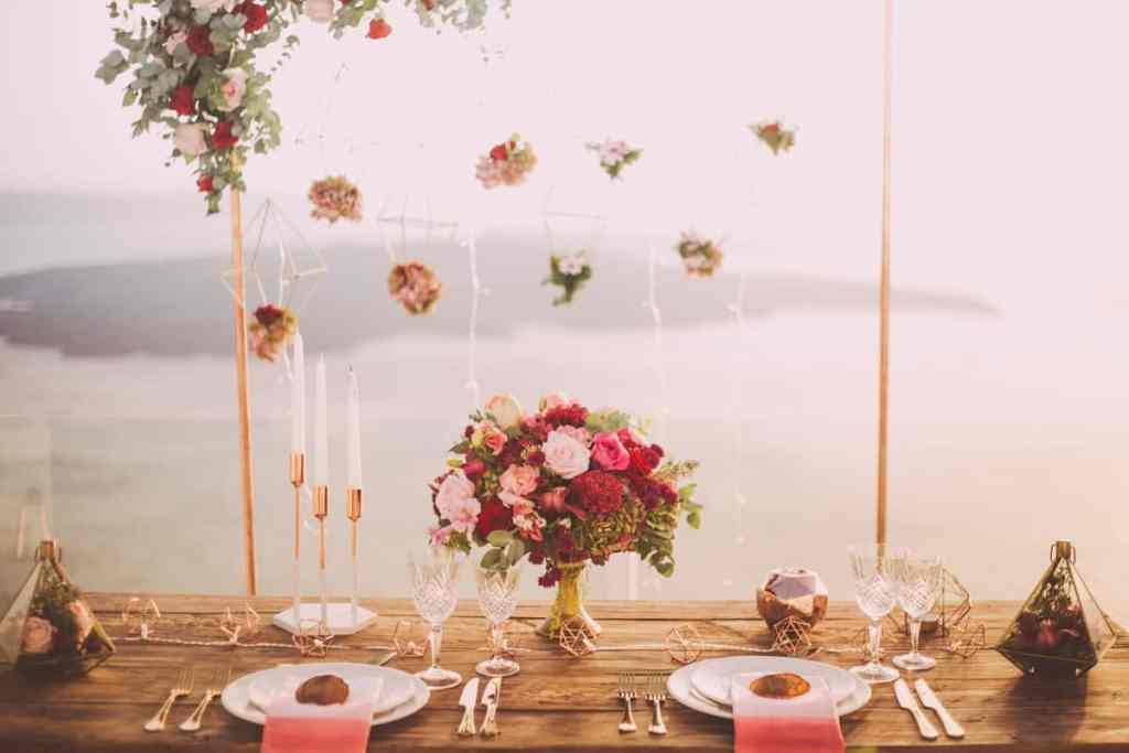 Mesa de casamento com decoração de flores