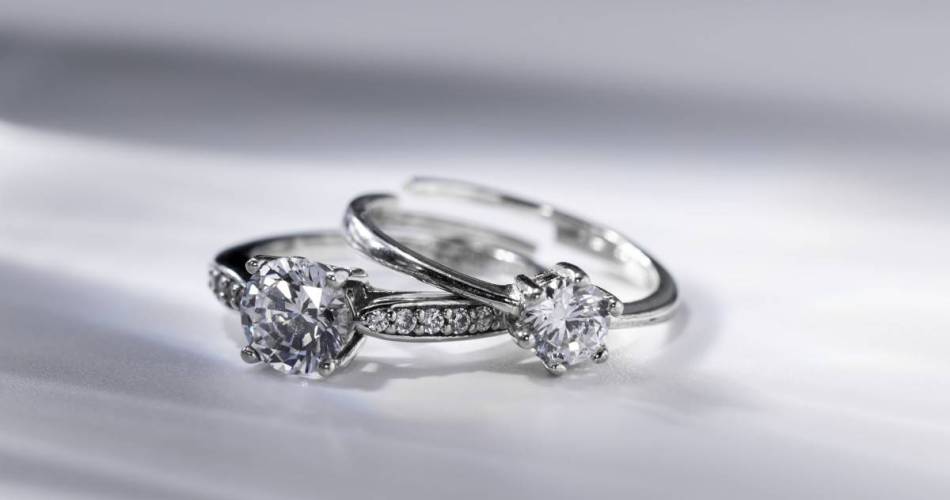 Dois anéis de noivado em ouro branco