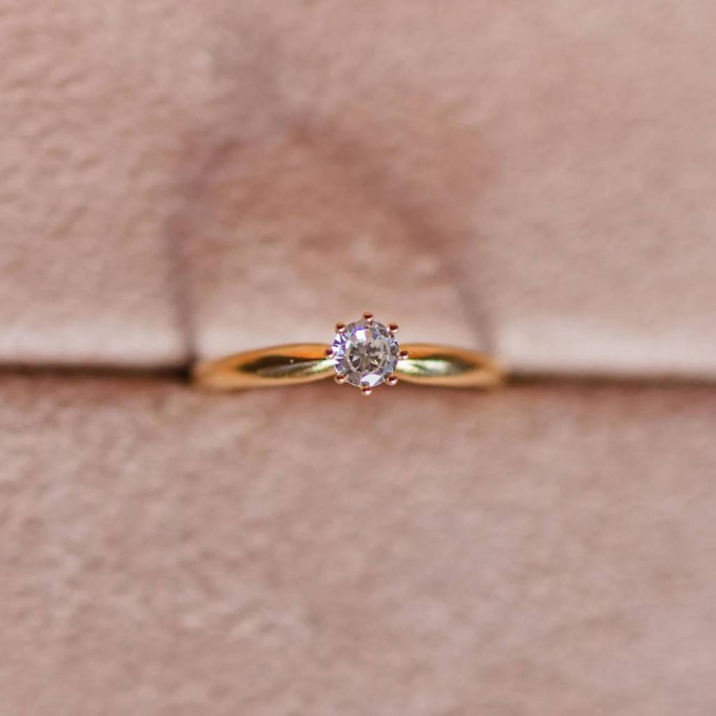 Anel de noivado ouro 18k titian | com zircônias |