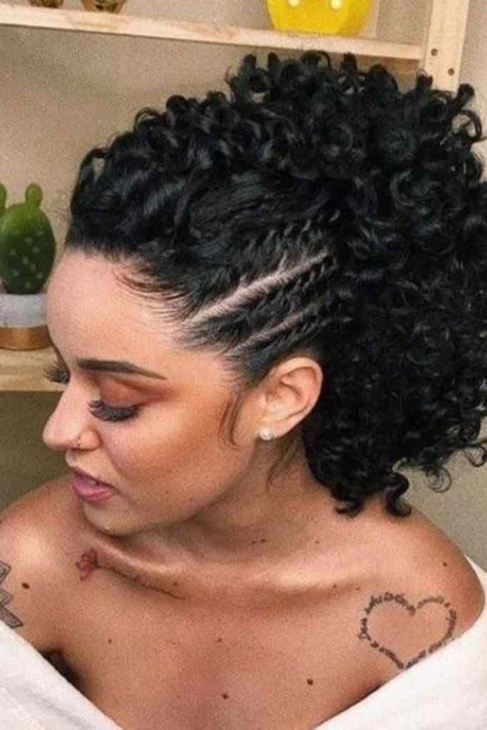 Mulher com cabelo cacheado e trança lateral