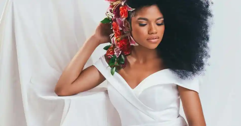 Noiva de cabelo crespo com flores