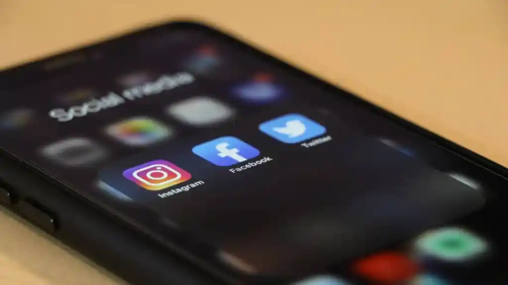 Tela de celular aberta onde ficam os aplicativos de redes sociais: instagram, facebook, ,twitter