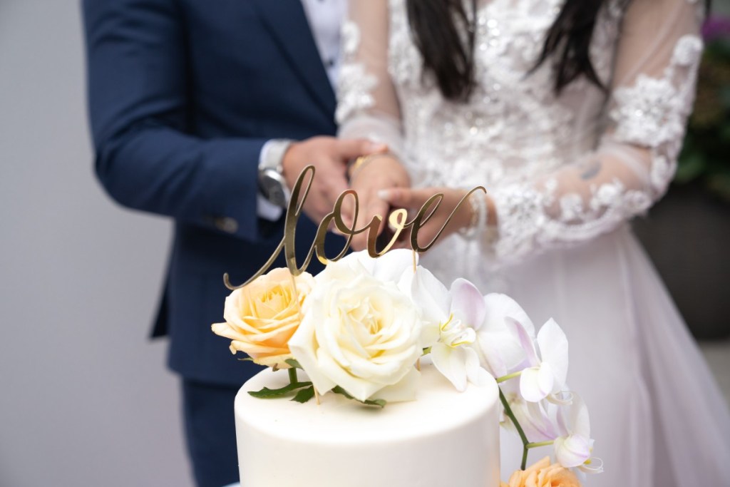 Casal de noivos cortando torta de casamento