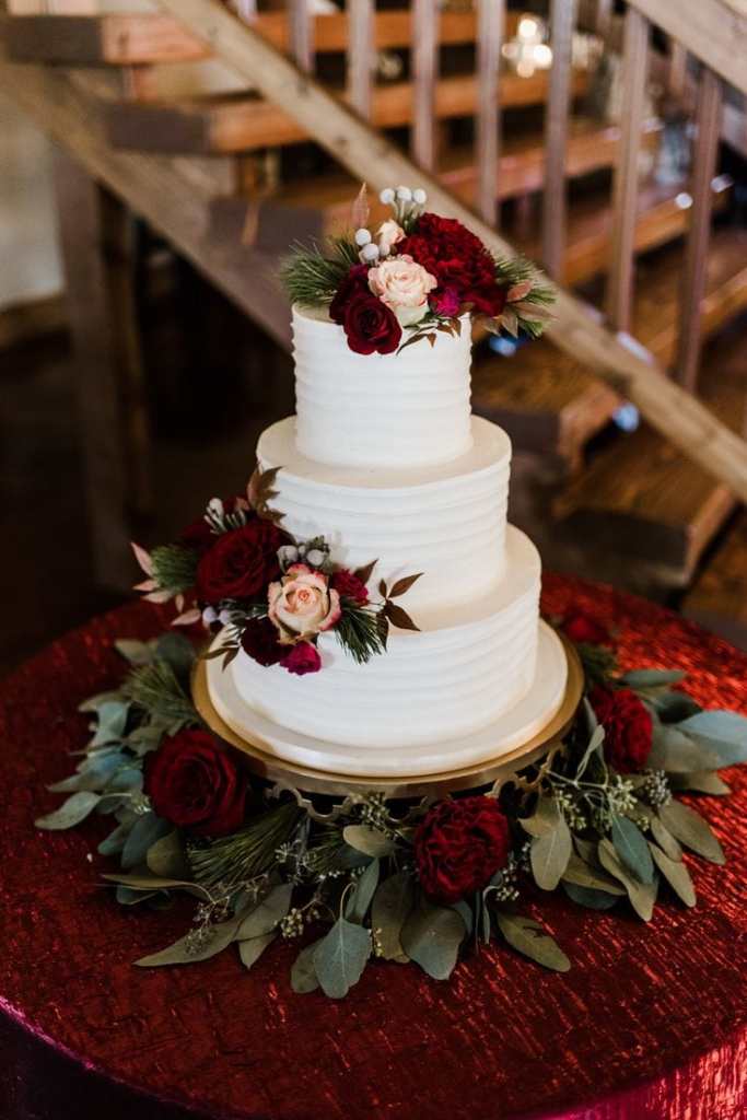Bolo de casamento com flores marsala - casamento marsala: dicas, decoração, convites e mais